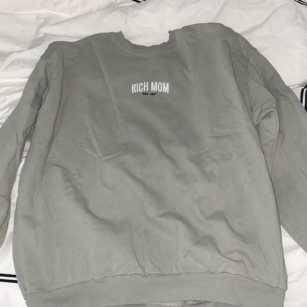 Tinx Rich Mom Est 2021 XXL sweatshirt - Picture 2 of 4